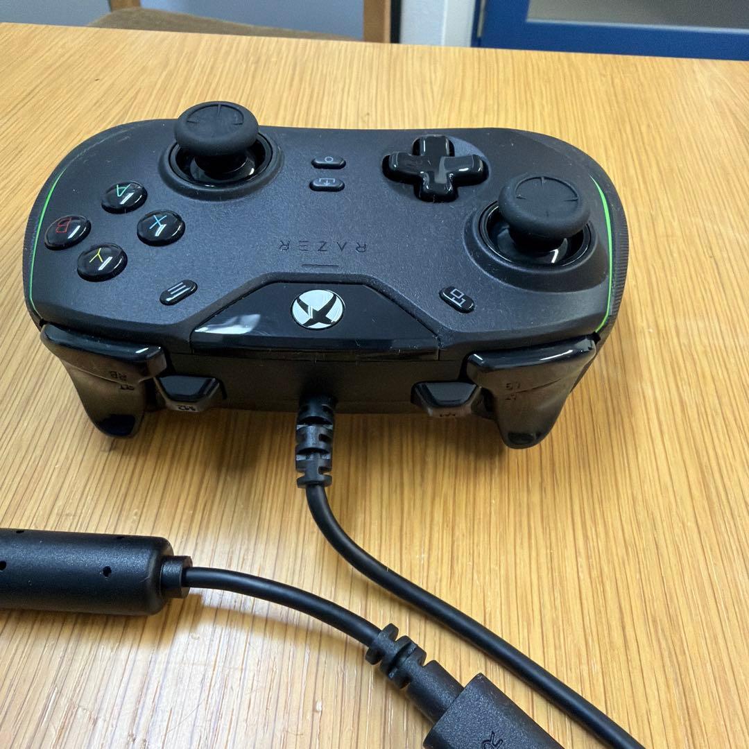 Razer Wolverine V2 有線ゲームコントローラー