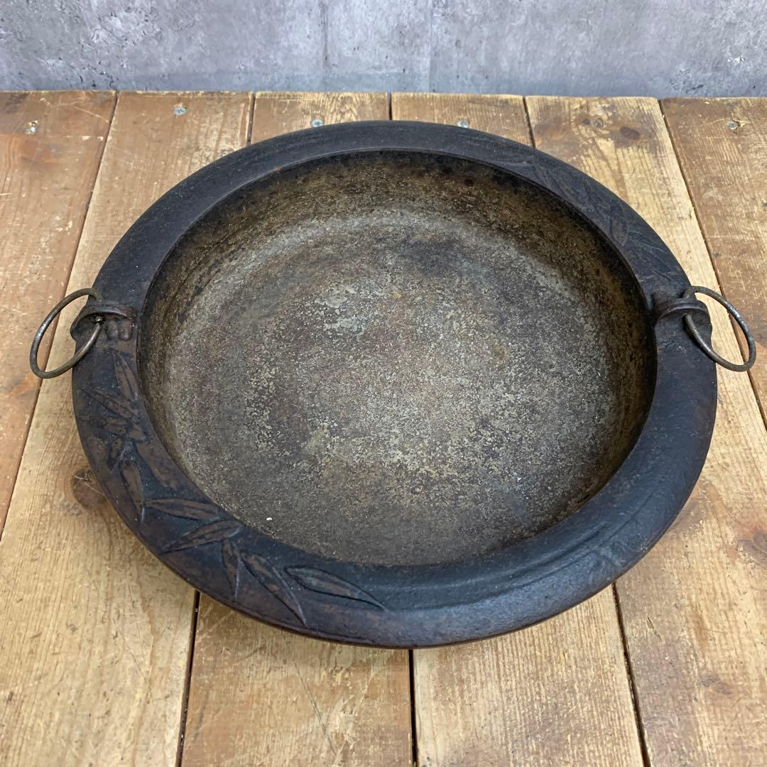 2F 【希少・時代物】鉄製 すき焼き鍋 鉄鍋 平釜 浅型 吊り手付（竹彫文様）