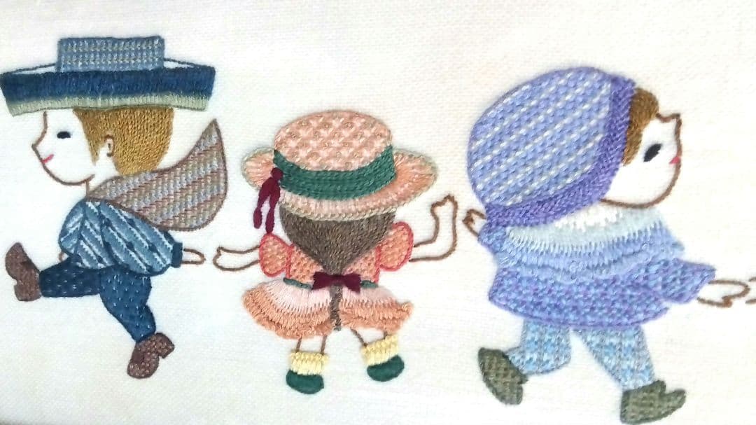 額入り刺繍　14人の子供たち　124x24cm