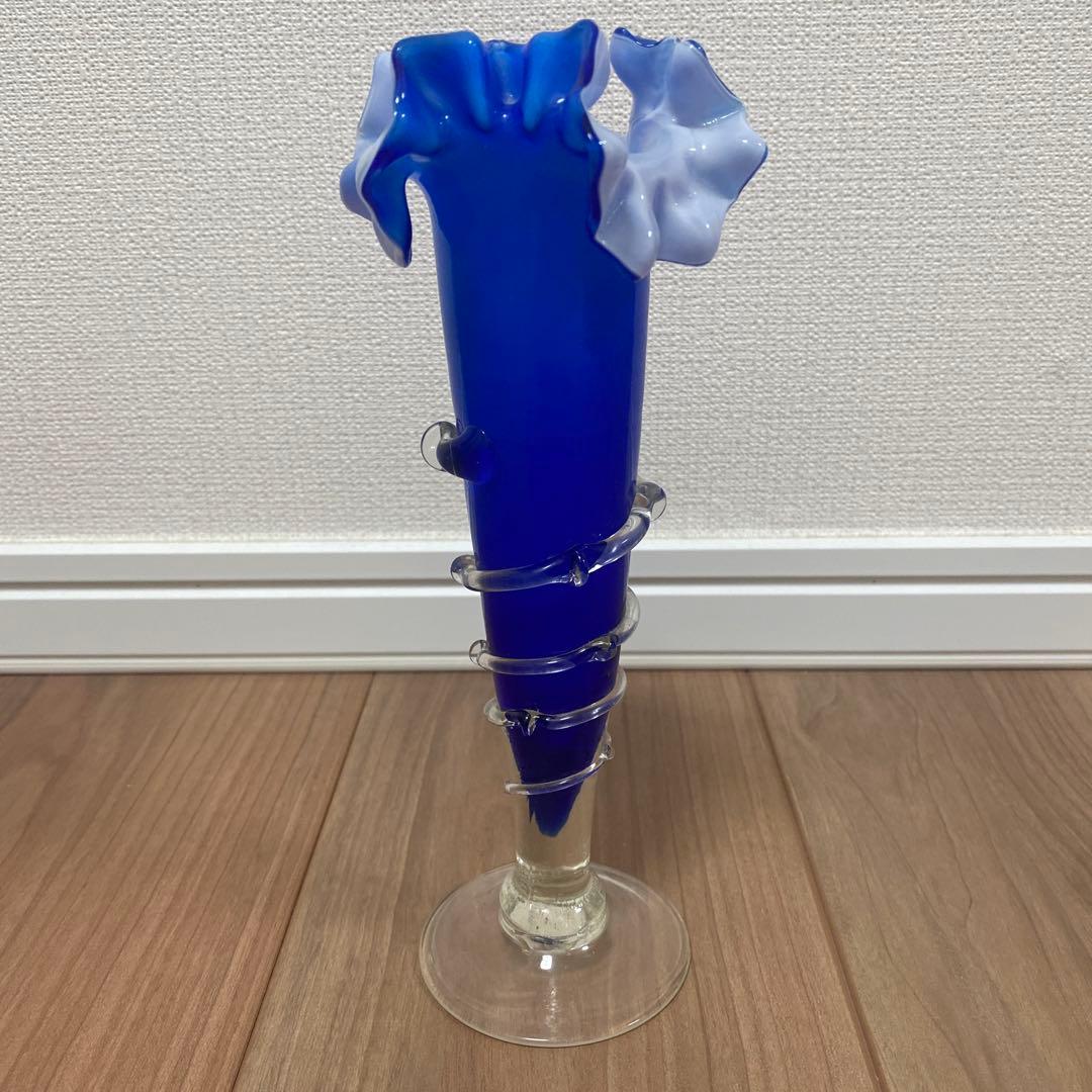 青いフリルエッジガラス花瓶　アンティーク　花瓶　工芸品　ロイヤルブルー