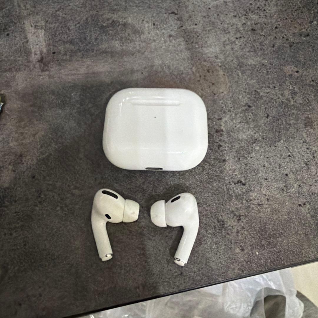AirPods Pro 本体と充電ケース